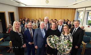 Die neue Direktorin des Amtsgerichts Delbrück, Claudia Strugholz (vorne v.r.), und ihre Vorgängerin Julia Vinck freuen sich zur Amtseinführung und zur Verabschiedung über eine Feierstunde mit dem Präsidenten des Landgerichts Paderborn, Michael Haas, dem Rechtsanwalt Nikolaus Penteridis, Vorsitzender des Anwalt- und Notarvereins Paderborn, und der Vorsitzenden des Personalrats, Anke Droste. Delbrücks Bürgermeister Werner Peitz (hinten v.l.), der stellvertretende Landrat Hans-Bernd Janzen und Hövelhofs Bürgermeister Michael Berens gratulieren. - Regina Brucksch Die neue Direktorin des Amtsgerichts Delbrück, Claudia Strugholz (vorne v.r.), und ihre Vorgängerin Julia Vinck freuen sich zur Amtseinführung und zur Verabschiedung über eine Feierstunde mit dem Präsidenten des Landgerichts Paderborn, Michael Haas, dem Rechtsanwalt Nikolaus Penteridis, Vorsitzender des Anwalt- und Notarvereins Paderborn, und der Vorsitzenden des Personalrats, Anke Droste. Delbrücks Bürgermeister Werner Peitz (hinten v.l.), der stellvertretende Landrat Hans-Bernd Janzen und Hövelhofs Bürgermeister Michael Berens gratulieren. - Regina Brucksch
