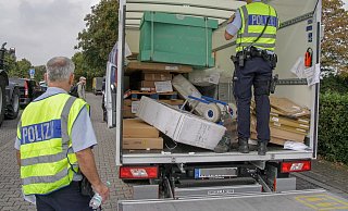 Kartons fliegen umher: Die Beamten dokumentieren die unsachgemäße Ladungssicherung. - Noah Brümmelhorst Kartons fliegen umher: Die Beamten dokumentieren die unsachgemäße Ladungssicherung. - Noah Brümmelhorst