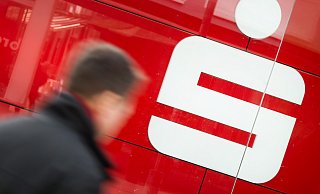 Mitarbeiter der Sparkasse werden am Dienstag zum Streik aufgerufen. - Julian Stratenschulte/dpa Mitarbeiter der Sparkasse werden am Dienstag zum Streik aufgerufen. - Julian Stratenschulte/dpa