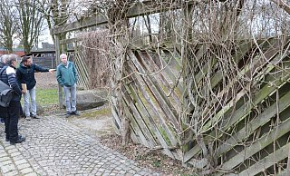 Matthäus Janczyk vom Amt für Umweltschutz und Grünflächen der Stadt Paderborn (2. v. r.) erklärt den Ausschussmitgliedern, dass diese Pergola abgerissen wird. - Holger Kosbab Matthäus Janczyk vom Amt für Umweltschutz und Grünflächen der Stadt Paderborn (2. v. r.) erklärt den Ausschussmitgliedern, dass diese Pergola abgerissen wird. - Holger Kosbab
