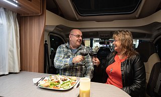 Einige Restaurants in ganz Deutschland bietet mittlerweile Wohnmobil-Dinner an - die Wohnmobil-Fans tauschen sich in den Sozialen Netzwerken aus. - Symbolfoto/picture alliance Einige Restaurants in ganz Deutschland bietet mittlerweile Wohnmobil-Dinner an - die Wohnmobil-Fans tauschen sich in den Sozialen Netzwerken aus. - Symbolfoto/picture alliance