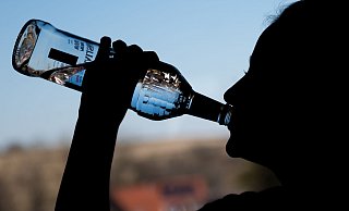 Insbesondere Jugendliche sind den Angaben nach besonders von Alkoholmissbrauch betroffen. (Symbolbild) - Silas Stein/dpa Insbesondere Jugendliche sind den Angaben nach besonders von Alkoholmissbrauch betroffen. (Symbolbild) - Silas Stein/dpa