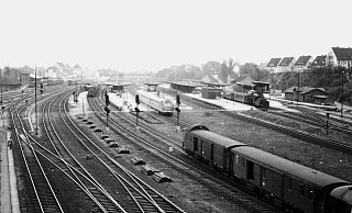 Der Löhner Bahnhof und der Personenbahnhof vom Stellwerk aus gesehen, Aufnahme von 1958/59. - Stadtarchiv Löhne Der Löhner Bahnhof und der Personenbahnhof vom Stellwerk aus gesehen, Aufnahme von 1958/59. - Stadtarchiv Löhne