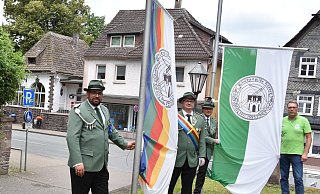 Gilde-Kommandeur Thomas Wiesemann (v. l.), Schützenkönig Frank Wiesemann, Hauptmann Alfred Micus, Gilde-Sprecher Thorsten Stein und der ehemalige Schützenkönig Andreas Hirt hatten bereits zuvor die Schützenfahne gehisst. - Thomas Kube Gilde-Kommandeur Thomas Wiesemann (v. l.), Schützenkönig Frank Wiesemann, Hauptmann Alfred Micus, Gilde-Sprecher Thorsten Stein und der ehemalige Schützenkönig Andreas Hirt hatten bereits zuvor die Schützenfahne gehisst. - Thomas Kube