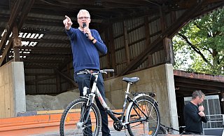 Auktionator: Klaus Lüke übernimmt erstmals die Versteigerung der Fundsachen. - Karin Prignitz Auktionator: Klaus Lüke übernimmt erstmals die Versteigerung der Fundsachen. - Karin Prignitz