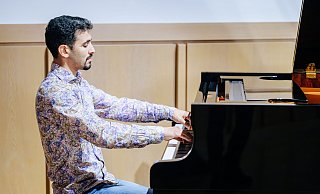 Pianist Aeham Ahmad verfolgt die Vorgänge in Syrien genau. - BESIM MAZHIQI Pianist Aeham Ahmad verfolgt die Vorgänge in Syrien genau. - BESIM MAZHIQI