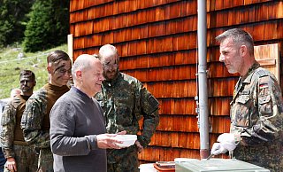 Beim Besuch auf der Reiteralpe zeigt sich Kanzler Scholz zuversichtlich und sieht die Truppe gut gerüstet für die Zukunft. - Alexandra Beier/AFP POOL/dpa Beim Besuch auf der Reiteralpe zeigt sich Kanzler Scholz zuversichtlich und sieht die Truppe gut gerüstet für die Zukunft. - Alexandra Beier/AFP POOL/dpa