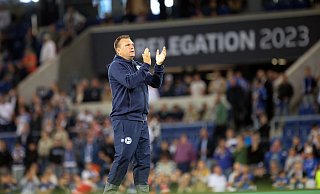 Arminia Bielefelds Trainer Uwe Koschinat verabschiedet sich nach dem Relegationsrückspiel gegen Wehen Wiesbaden von den DSC-Fans. - Oliver Krato Arminia Bielefelds Trainer Uwe Koschinat verabschiedet sich nach dem Relegationsrückspiel gegen Wehen Wiesbaden von den DSC-Fans. - Oliver Krato
