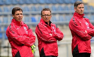 Arminia Bielefelds Trainergespann in der Saison 2014/15: Chefcoach Norbert Meier (M.) mit seinen Assistenten Efthimios Kompodietas (r.) und Uwe Speidel. - Christian Weische Arminia Bielefelds Trainergespann in der Saison 2014/15: Chefcoach Norbert Meier (M.) mit seinen Assistenten Efthimios Kompodietas (r.) und Uwe Speidel. - Christian Weische