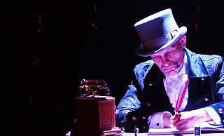 Ebenezer Scrooge, gespielt von Alexx Grimm, begegnet im "Paderborner Weihnachtscircus" den Geistern der Weihnacht. - Phyllis Frieling Ebenezer Scrooge, gespielt von Alexx Grimm, begegnet im "Paderborner Weihnachtscircus" den Geistern der Weihnacht. - Phyllis Frieling