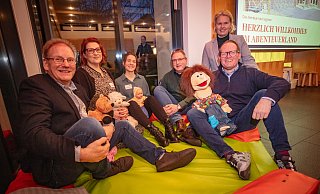 Dieter Haase (Kirchengemeinde), Ina Salinger-Reynolds, Melanie Thomys (beide Kita Abenteuerland), Pfarrer Volker Gravemeier, Diana Strohbücker (Jugendamt) und Bezirksbürgermeister Lars Nockemann in der Kuschelecke der Kita-Notgruppe im Gemeindehaus. - Mike-Dennis Müller Dieter Haase (Kirchengemeinde), Ina Salinger-Reynolds, Melanie Thomys (beide Kita Abenteuerland), Pfarrer Volker Gravemeier, Diana Strohbücker (Jugendamt) und Bezirksbürgermeister Lars Nockemann in der Kuschelecke der Kita-Notgruppe im Gemeindehaus. - Mike-Dennis Müller