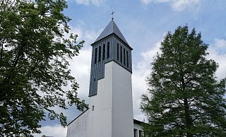 Die katholische St.-Raphaels-Kirche ist das modernste Gebäude unter den Gotteshäusern. Sie wurde 1960 errichtet. - Ingrun Waschneck Die katholische St.-Raphaels-Kirche ist das modernste Gebäude unter den Gotteshäusern. Sie wurde 1960 errichtet. - Ingrun Waschneck
