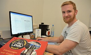 Daniel Wölke hat neben den handwerklichen Aufgaben als Bäckermeister eine Menge an Büroarbeit zu erledigen. Vor ihm auf dem Schreibtisch liegt ein von Engelbert Kruse gestalteter Bildband über die Bäckerei Wölke. - Karin Prignitz Daniel Wölke hat neben den handwerklichen Aufgaben als Bäckermeister eine Menge an Büroarbeit zu erledigen. Vor ihm auf dem Schreibtisch liegt ein von Engelbert Kruse gestalteter Bildband über die Bäckerei Wölke. - Karin Prignitz