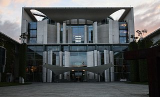 Im Bundeskanzleramt wird am Abend noch beraten. (Archivbild) - Hannes P. Albert/dpa Im Bundeskanzleramt wird am Abend noch beraten. (Archivbild) - Hannes P. Albert/dpa