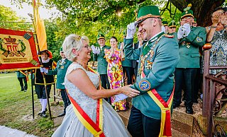 Schützenkönig Sascha Koch und Schützenkönigin Alexandra Röver bei ihrem ersten gemeinsam Auftritt im Juli 2024. - BESIM MAZHIQI Schützenkönig Sascha Koch und Schützenkönigin Alexandra Röver bei ihrem ersten gemeinsam Auftritt im Juli 2024. - BESIM MAZHIQI