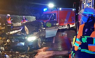 Bei einem Frontalzusammenstoß in Steinhagen hat es mehrere Verletzte gegeben. - Andreas Eickhoff Bei einem Frontalzusammenstoß in Steinhagen hat es mehrere Verletzte gegeben. - Andreas Eickhoff