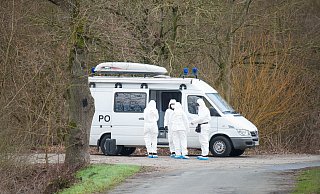 Mitarbeiter der Kripo, Spurensicherung und Rechtsmedizin in weißen Schutzanzügen arbeiten seit dem Morgen am Fundort. - Christian Mathiesen Mitarbeiter der Kripo, Spurensicherung und Rechtsmedizin in weißen Schutzanzügen arbeiten seit dem Morgen am Fundort. - Christian Mathiesen