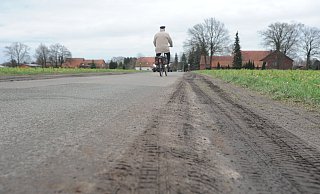Der namenlose Stichweg, hier auf einem Foto aus dem Februar 2019, sollte laut UfR-Antrag zur Einbahnstraße zwischen Weher Straße und Stellerloh werden. Der Zustand des Stichwegs war nun Thema bei einer Verhandlung vor dem Amtsgericht Rahden. - Joern Spreen-Ledebur Der namenlose Stichweg, hier auf einem Foto aus dem Februar 2019, sollte laut UfR-Antrag zur Einbahnstraße zwischen Weher Straße und Stellerloh werden. Der Zustand des Stichwegs war nun Thema bei einer Verhandlung vor dem Amtsgericht Rahden. - Joern Spreen-Ledebur