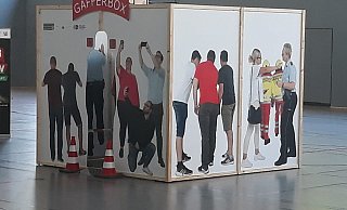 So sieht sie aus: Die Gafferbox wird im Berufskolleg aufgestellt. - Polizei Paderborn So sieht sie aus: Die Gafferbox wird im Berufskolleg aufgestellt. - Polizei Paderborn