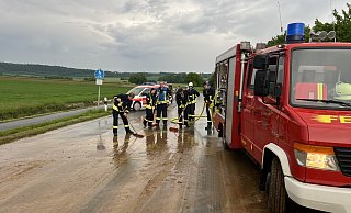 Um eine verschlammte Fahrbahn kümmerten sich diese Einsatzkräfte bei Lütmarsen. - FFW Höxter Um eine verschlammte Fahrbahn kümmerten sich diese Einsatzkräfte bei Lütmarsen. - FFW Höxter