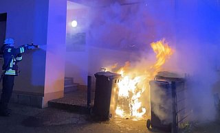 Die mutmaßlich angezündete Mülltonne stand direkt an einem Wohnhaus. - Charlotte Mahncke Die mutmaßlich angezündete Mülltonne stand direkt an einem Wohnhaus. - Charlotte Mahncke