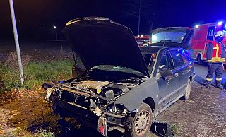 Der Mann musste aus dem Wagen befreit werden. - Feuerwehr Hüllhorst Der Mann musste aus dem Wagen befreit werden. - Feuerwehr Hüllhorst