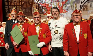 Rolf Schröder zeichnet Christof Bertram und Thomas Wook mit dem Silberorden des Bundes Deutscher Karneval (BDK) aus. Andreas Schwarze erhält von Eintracht-Chef Peter Josephs den Orden des unbekannten Spenders (v.l.). - Regina Brucksch Rolf Schröder zeichnet Christof Bertram und Thomas Wook mit dem Silberorden des Bundes Deutscher Karneval (BDK) aus. Andreas Schwarze erhält von Eintracht-Chef Peter Josephs den Orden des unbekannten Spenders (v.l.). - Regina Brucksch