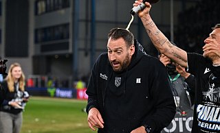 Arminia Bielefelds Trainer Mitch Kniat bekommt eine Bierdursche von Joel Grodowski. Spott und Häme über Social Media hingegen wurden über Leverkusen vergossen. - Teresa Kröger Arminia Bielefelds Trainer Mitch Kniat bekommt eine Bierdursche von Joel Grodowski. Spott und Häme über Social Media hingegen wurden über Leverkusen vergossen. - Teresa Kröger
