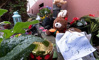 Vor dem Haus an der Ziegelstraße haben Trauernde Kuscheltiere, Kerzen und Blumen hinterlassen. Die Mutter, deren Kinder in ihrer Wohnung ermordet wurden, wird nie mehr in das Haus zurückkehren. - Dennis Angenendt Vor dem Haus an der Ziegelstraße haben Trauernde Kuscheltiere, Kerzen und Blumen hinterlassen. Die Mutter, deren Kinder in ihrer Wohnung ermordet wurden, wird nie mehr in das Haus zurückkehren. - Dennis Angenendt