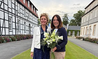 Vorstandswechsel: Annabelle Gräfin von Oeynhausen-Sierstorpff (l.) übergibt nach der Wahl den Staffelstab an Monika Sude, neue Vorsitzende der Diotima-Gesellschaft. - Ugos Vorstandswechsel: Annabelle Gräfin von Oeynhausen-Sierstorpff (l.) übergibt nach der Wahl den Staffelstab an Monika Sude, neue Vorsitzende der Diotima-Gesellschaft. - Ugos