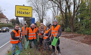 Am Pendlerparkplatz an der B64 in Höxter haben die Mitglieder des HVV rund 520 Blumenzwiebeln in die Erde gesetzt. - Verein Am Pendlerparkplatz an der B64 in Höxter haben die Mitglieder des HVV rund 520 Blumenzwiebeln in die Erde gesetzt. - Verein