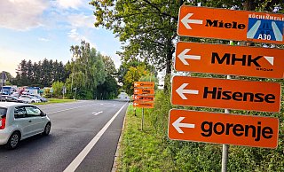 Wohin soll es gehen? An den Straßen, wie hier in Herford, weisen seit kurzem zahlreiche Schilder auf die Küchenmeile hin. - Kathrin Weege Wohin soll es gehen? An den Straßen, wie hier in Herford, weisen seit kurzem zahlreiche Schilder auf die Küchenmeile hin. - Kathrin Weege