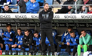 Trainer Mitch Kniat (Mitte) kann bei Arminia Bielefeld gegen den MSV Duisburg personell fast aus dem Vollem schöpfen. - IMAGO/Ulrich Hufnagel Trainer Mitch Kniat (Mitte) kann bei Arminia Bielefeld gegen den MSV Duisburg personell fast aus dem Vollem schöpfen. - IMAGO/Ulrich Hufnagel