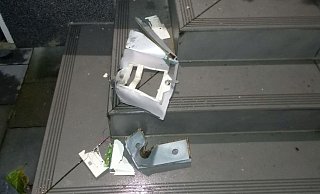 Einzelteile des Briefkasten flogen in Folge der Sprengung mehrere Meter weit durch die Luft. - Polizei Minden-Lübbecke Einzelteile des Briefkasten flogen in Folge der Sprengung mehrere Meter weit durch die Luft. - Polizei Minden-Lübbecke