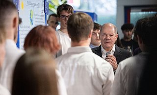 Bundeskanzler Olaf Scholz (SPD) im Gespräch mit Schülern in einem beruflichen Schulzentrum im baden-württembergischen Sindelfingen. - Marijan Murat/dpa Bundeskanzler Olaf Scholz (SPD) im Gespräch mit Schülern in einem beruflichen Schulzentrum im baden-württembergischen Sindelfingen. - Marijan Murat/dpa