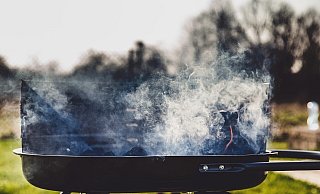 Ein Grillabend endet in Bielefeld tragisch - ein Mann ist bis schwer heute beeinträchtigt. Sein Bruder stand nun vor Gericht. - tookapic/Pixabay Ein Grillabend endet in Bielefeld tragisch - ein Mann ist bis schwer heute beeinträchtigt. Sein Bruder stand nun vor Gericht. - tookapic/Pixabay