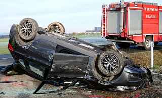 Bei einem Verkehrsunfall auf der Bürener Straße im Bad Wünnenberger Stadtteil Haaren war der verletzte Fahrer in seinem Wagen eingeschlossenen. - Ralph Meyer Bei einem Verkehrsunfall auf der Bürener Straße im Bad Wünnenberger Stadtteil Haaren war der verletzte Fahrer in seinem Wagen eingeschlossenen. - Ralph Meyer
