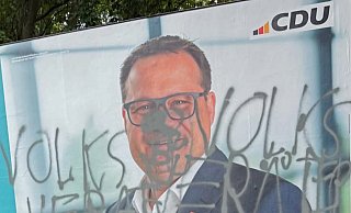 Wegen dieser Schmiererei ermittelt der Staatsschutz: Wahlplakat von Lars Bökenkröger (CDU) an der Kreuzung Bergkirchener Straße und Wulferdingsener Straße. - privat Wegen dieser Schmiererei ermittelt der Staatsschutz: Wahlplakat von Lars Bökenkröger (CDU) an der Kreuzung Bergkirchener Straße und Wulferdingsener Straße. - privat