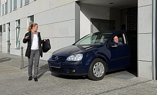 Ob man im Hiomeoffice oder im Büro einer Firma arbeitet, kann bei der Beurteilung von Wege-Unfällen einen Unterschied ausmachen. Foto: Tobias Kleinod /VBG - www.prophot-kleinod.de Ob man im Hiomeoffice oder im Büro einer Firma arbeitet, kann bei der Beurteilung von Wege-Unfällen einen Unterschied ausmachen. Foto: Tobias Kleinod /VBG - www.prophot-kleinod.de