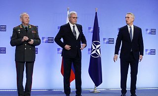 Nato-Generalsekretär Jens Stoltenberg (r) begrüßt den stellvertretenden russischen Außenminister Alexander Gruschko (M) und den stellvertretenden russischen Verteidigungsminister Alexander Fomin in Brüssel. - Foto: Olivier Hoslet/Pool EPA/AP/dpa Nato-Generalsekretär Jens Stoltenberg (r) begrüßt den stellvertretenden russischen Außenminister Alexander Gruschko (M) und den stellvertretenden russischen Verteidigungsminister Alexander Fomin in Brüssel. - Foto: Olivier Hoslet/Pool EPA/AP/dpa