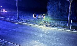 Das Fahrzeug der 21-Jährigen kam auf einem Feld neben der Straße zum Stehen. - FFW Höxter Das Fahrzeug der 21-Jährigen kam auf einem Feld neben der Straße zum Stehen. - FFW Höxter