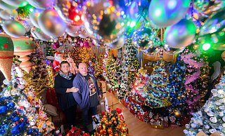 Mehr Weihnachten geht kaum: Susanne und Thomas Jeromin stehen inmitten von Weihnachtsbäumen im Wohnzimmer ihres Hauses. - Julian Stratenschulte/dpa Mehr Weihnachten geht kaum: Susanne und Thomas Jeromin stehen inmitten von Weihnachtsbäumen im Wohnzimmer ihres Hauses. - Julian Stratenschulte/dpa