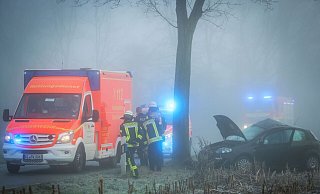 Mutter und Baby (5 Monate alt) werden bei einem Glätteunfall an der Karl-Triebold-Straße gegen einen Baum geschleudert und verletzt. - Sarah Jonek Mutter und Baby (5 Monate alt) werden bei einem Glätteunfall an der Karl-Triebold-Straße gegen einen Baum geschleudert und verletzt. - Sarah Jonek