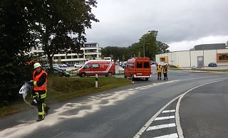 Viel Arbeit für die Feuerwehr: Eine lange Ölspur auf der B 252 führte gestern zu Verkehrsbehinderungen. Foto: Josef Köhne - Josef Köhne Viel Arbeit für die Feuerwehr: Eine lange Ölspur auf der B 252 führte gestern zu Verkehrsbehinderungen. Foto: Josef Köhne - Josef Köhne