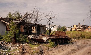 Ein zerstörter russischer Panzer in der Nähe von Charkiw. - David Ryder/ZUMA Press Wire/dpa Ein zerstörter russischer Panzer in der Nähe von Charkiw. - David Ryder/ZUMA Press Wire/dpa