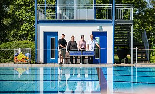 Rettungsschwimmer Ilyas Cengiz (von links), Elverdissens Badleiterin Jennifer Weiß sowie Marina Scelinski und Markus Diering hoffen auf eine tolle Freibadbadsaison in Herford. - Daniel Salmon Rettungsschwimmer Ilyas Cengiz (von links), Elverdissens Badleiterin Jennifer Weiß sowie Marina Scelinski und Markus Diering hoffen auf eine tolle Freibadbadsaison in Herford. - Daniel Salmon