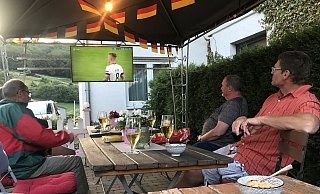 Gut gekämpft aber gegen mauernde Franzosen verloren. Das erste EM-Spiel der Deutschen war spannend – und immerhin hat die Elf um Jögi Löw ein Tor mehr geschossen als die Franzosen. - Privat Gut gekämpft aber gegen mauernde Franzosen verloren. Das erste EM-Spiel der Deutschen war spannend – und immerhin hat die Elf um Jögi Löw ein Tor mehr geschossen als die Franzosen. - Privat
