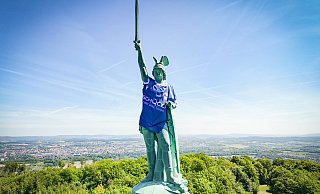Das Hermannsdenkmal in Detmold hat sein XXXL-Arminia-Trikot wieder abgelegt. Fans können jetzt einen Teil davon ergattern. - Mike-Dennis Müller Das Hermannsdenkmal in Detmold hat sein XXXL-Arminia-Trikot wieder abgelegt. Fans können jetzt einen Teil davon ergattern. - Mike-Dennis Müller