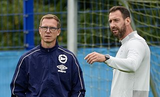 "Michael, buch schonmal den Flieger." DSC-Coach Mitch Kniat (r.) hat Wünsche an seinen Sportchef, die der nicht erfüllen kann. - Peter Unger "Michael, buch schonmal den Flieger." DSC-Coach Mitch Kniat (r.) hat Wünsche an seinen Sportchef, die der nicht erfüllen kann. - Peter Unger