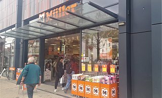 Großeinsatz der Polizei im Drogeriemarkt Müller: Mitarbeiter wurden mit Pfefferspray besprüht. - Simone Flörke Großeinsatz der Polizei im Drogeriemarkt Müller: Mitarbeiter wurden mit Pfefferspray besprüht. - Simone Flörke